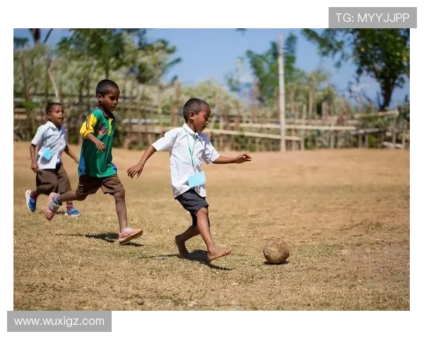男足球星街头休闲穿搭展示牛仔裤与短袖T恤的完美结合 男足球星街头休闲穿搭展示牛仔裤与短袖T恤的完美结合